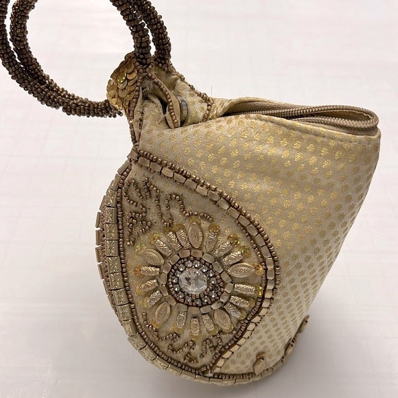 🥠 Vintage Unique Gold Beaded
Embellished Fortune Cookie
Mini Handbag - Picture 3 of 8